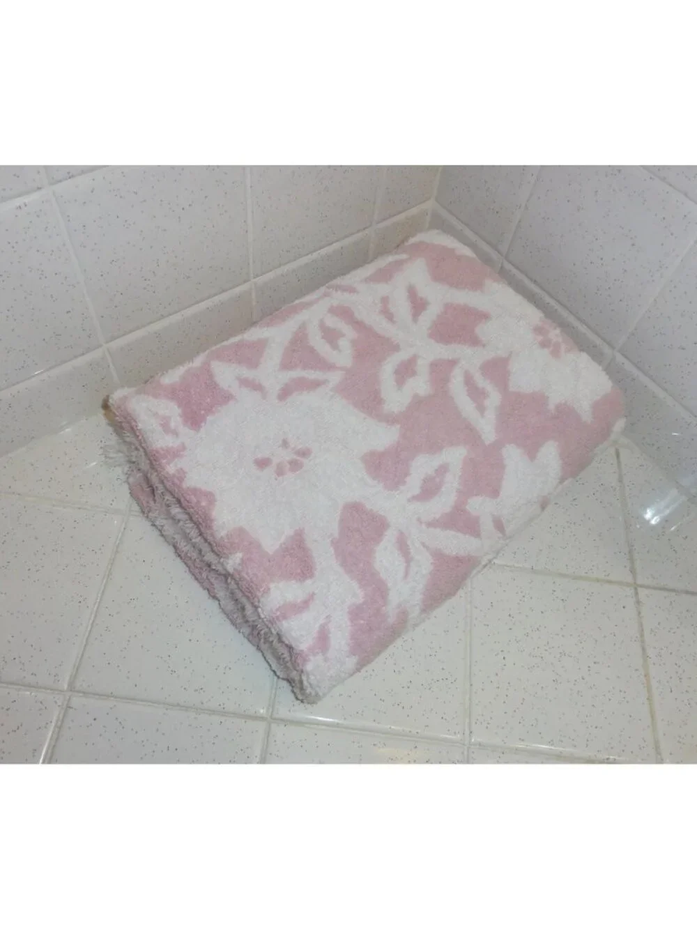Vintage Pink & White Reversable Fieldcrest Floral Bath Towel w/ Fringe